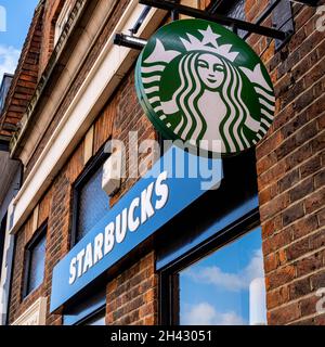 Epsom Surrey London UK, Ottobre 31 2021, primo piano Starbucks Coffee Shop Retail Chain Logo e Branding senza persone Foto Stock