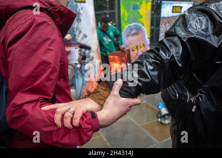 Londra, Inghilterra, Regno Unito 29 ottobre 2021 Defund Climate Chaos rally invita la Standard Chartered Bank a smettere di finanziare i combustibili fossili. Gli scioperi giovanili di tutto il mondo si riuniscono per chiedere alla Standard Chartered Bank di smettere di finanziare l’estrazione di combustibili fossili in questa giornata internazionale di azione. I discorsi sono stati tenuti da giovani attivisti del clima prima dell'arrivo di Greta Thunberg, che ha lasciato rapidamente dopo essere stato mobbed dalla stampa. Gli organizzatori sono stati costretti a tenere le mani e formare un anello intorno ai giovani dimostranti per proteggerli. Foto Stock