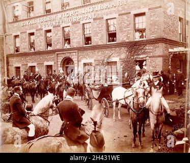 Royal Isle of Wight Infirmary and County Hospital: Esterno con la Regina Vittoria e frequentatori in visita, 1899. Fotografia. Foto Stock