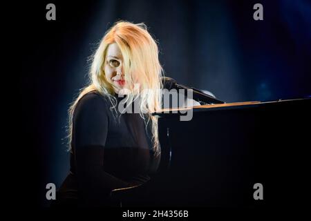 Toronto, Canada. 29 ottobre 2021. Il cantante francese canadese Beatrice Martin aka Coeur de Pirate si esibisce dal vivo in uno spettacolo esaurito presso la Danforth Music Hall di Toronto. (Foto di Angel Marchini/SOPA Images/Sipa USA) Credit: Sipa USA/Alamy Live News Foto Stock