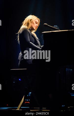 Toronto, Canada. 29 ottobre 2021. Il cantante francese canadese Beatrice Martin aka Coeur de Pirate si esibisce dal vivo in uno spettacolo esaurito presso la Danforth Music Hall di Toronto. (Foto di Angel Marchini/SOPA Images/Sipa USA) Credit: Sipa USA/Alamy Live News Foto Stock