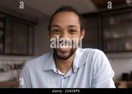 Sorridente giovane afroamericano che tiene una videochiamata. Foto Stock