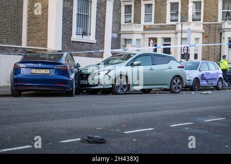 Londra, Regno Unito. 31 ottobre 2021. Cordone di polizia fuori Halford Road SW6 Londra dopo 3 Way Car Collision Today 31.10.2021 Credit: Amy smirk/Alamy Live News Foto Stock