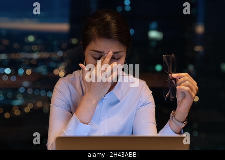 Sopraffatta la giovane donna d'affari indiana che soffre di vista offuscata. Foto Stock