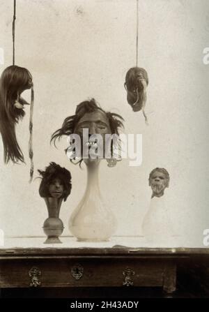 Teste ristratte visualizzate sui vasi e come cestini appesi. Foto, ca. 1890 (?). Foto Stock