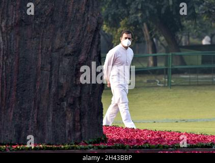 New Delhi, India. 31 ottobre 2021. NEW DELHI, INDIA - OTTOBRE 31: Il leader del Congresso Rahul Gandhi offre un tributo floreale all'ex primo Ministro Indira Gandhi per il suo trentaseiesimo anniversario di morte al suo memoriale, 'Shakti Sthal', il 31 Ottobre 2021 a Nuova Delhi, India. (Foto di Sonu Mehta/Hindustan Times/Sipa USA) Credit: Sipa USA/Alamy Live News Foto Stock