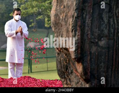 New Delhi, India. 31 ottobre 2021. NEW DELHI, INDIA - OTTOBRE 31: Il leader del Congresso Rahul Gandhi offre un tributo floreale all'ex primo Ministro Indira Gandhi per il suo trentaseiesimo anniversario di morte al suo memoriale, 'Shakti Sthal', il 31 Ottobre 2021 a Nuova Delhi, India. (Foto di Sonu Mehta/Hindustan Times/Sipa USA) Credit: Sipa USA/Alamy Live News Foto Stock