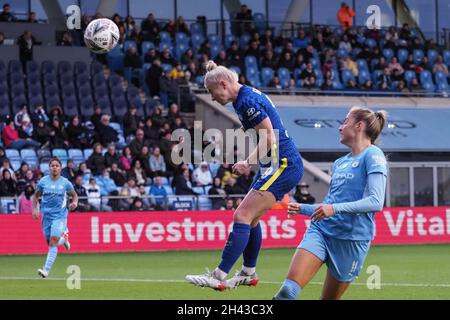 Manchester, Regno Unito. 31 ottobre 2021. Manchester, Inghilterra, 31 ottobre Bethany Inghilterra (9 Chelsea) testa la palla per segnare Chelsea terzo gol durante la partita di Vitality Womens fa Cup semi-finale tra Manchester City e Chelsea all'Academy Stadium di Manchester, Inghilterra Natalie Mincher/SPP credito: SPP Sport Press Foto. /Alamy Live News Foto Stock