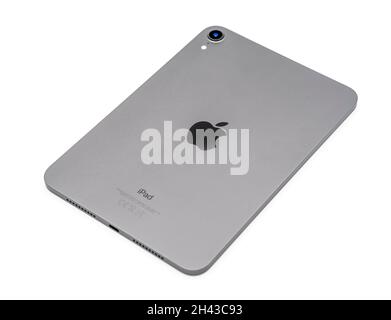 Apple iPad Mini 6 tagliato isolato su panca bianco Foto Stock