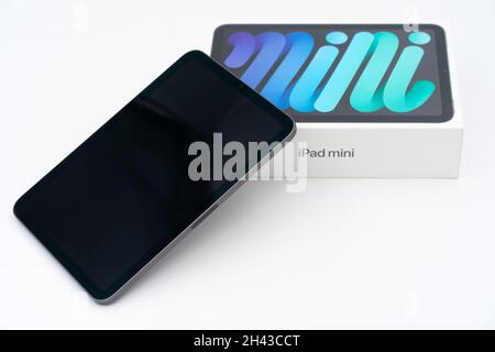 Apple iPad Mini 6 con confezione tagliata isolata su sfondo bianco Foto Stock