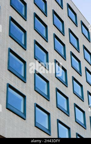 Griglia delle finestre delle camere dell'hotel sulla facciata Sud. Radisson RED Rosebank, Johannesburg, Sudafrica. Architetto: dhk Architects, 2021. Foto Stock