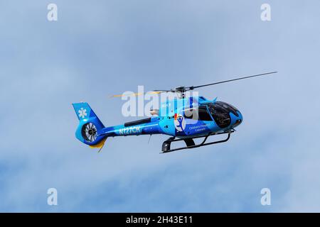 CENTENNIAL, USA-OTT 17: L'elicottero REACH Air Medical Services atterra il 17 ottobre 2020 all'aeroporto Centennial vicino a Denver, Colorado. Questo aeroporto è o Foto Stock