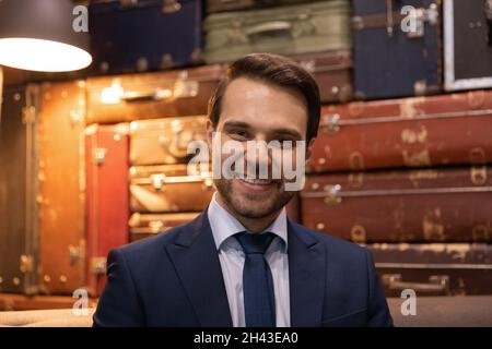 Ritratto di felice fiducioso giovane 30s maschio ceo direttore esecutivo. Foto Stock