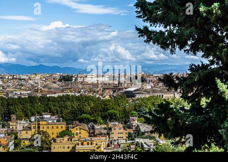 Roma - la Città Eterna vista dal colle del Gianicolo Foto Stock