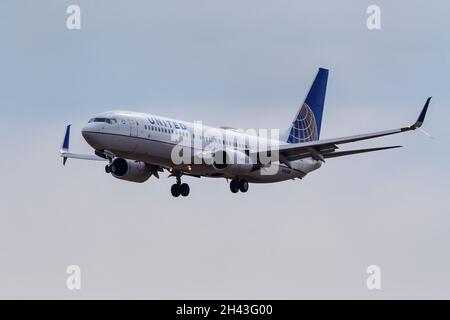 DENVER, USA-OTTOBRE 17:Boeing 737 gestito da United lands il 17 ottobre 2020 all'aeroporto internazionale di Denver, Colorado. United è il terzo più grande Foto Stock