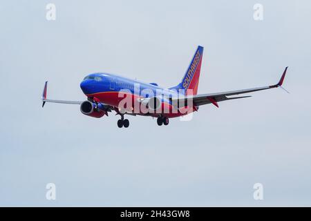 DENVER, USA-OTTOBRE 17: Boeing 737 gestito da Southwest atterra il 17 ottobre 2020 all'aeroporto internazionale di Denver, Colorado. Southwest Airlines era f Foto Stock