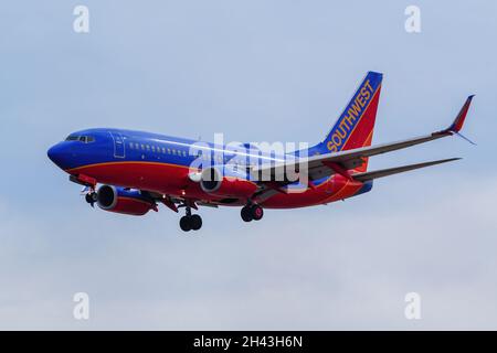 DENVER, USA-OTTOBRE 17: Boeing 737 gestito da Southwest atterra il 17 ottobre 2020 all'aeroporto internazionale di Denver, Colorado. Southwest Airlines era f Foto Stock