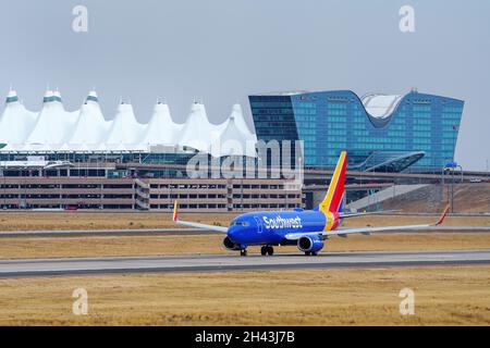 DENVER, USA-OTTOBRE 17: Boeing 737 gestito da taxi Southwest il 17 ottobre 2020 presso l'aeroporto internazionale di Denver, Colorado. Southwest Airlines era f Foto Stock