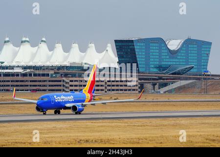 DENVER, USA-OTTOBRE 17: Boeing 737 gestito da taxi Southwest il 17 ottobre 2020 presso l'aeroporto internazionale di Denver, Colorado. Southwest Airlines era f Foto Stock