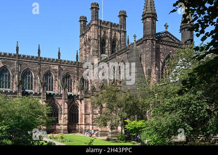 Chester, Inghilterra - Luglio 2021: Vista esterna della Cattedrale nel centro di Chester Foto Stock