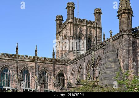 Chester, Inghilterra - Luglio 2021: Vista esterna della Cattedrale nel centro di Chester Foto Stock