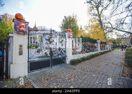 Danzica, Polonia. , . Vecchio palazzo decorato con zucche, reti ragno teschi, e scheletri in occasione di Halloween si vede a Gdansk, Polonia il 31 ottobre 2021 Credit: Vadim Pacajev/Alamy Live News Foto Stock