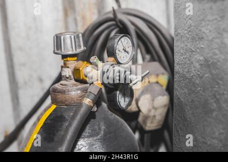 Bombola di anidride carbonica con regolatore di pressione riduttore di gas attrezzatura di saldatura industriale. Foto Stock