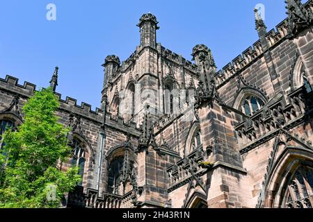 Chester, Inghilterra - Luglio 2021: Vista esterna della Cattedrale nel centro di Chester Foto Stock