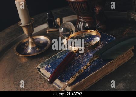 Tabella preparata per la lettura di una scheda tarot. Notte di mistero e futurologia. Foto Stock