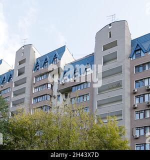 Facciata di un alto edificio di appartamenti. Tipico sviluppo urbano. Edificio residenziale a più piani in una grande città. Tonalità vintage. Foto Stock