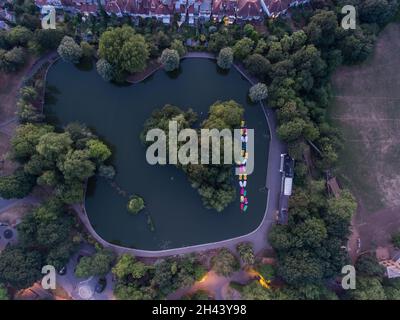 Vista aerea dall'alto verso il basso di barche colorate nel lago all'Alexandra Palace nel nord di Londra Foto Stock