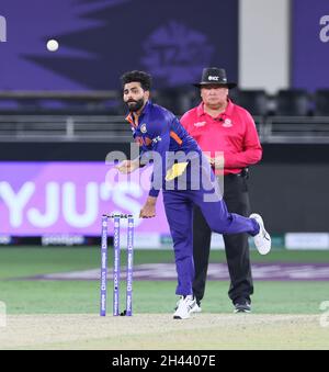 DUBAI, UAE, 0CT 31, 2021: ICC T20 WORLD CUP : India Vs Nuova Zelanda : Jadeja bowling a mitchell durante ICC Cricket T20 World Cup in Dubai International Cricket Stadium di Domenica. Photo : Seshadri sukumar Credit: Seshadri SUKUMAR/Alamy Live News Foto Stock