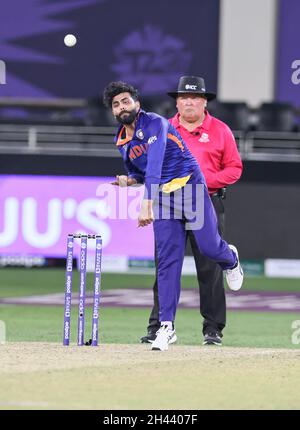 DUBAI, UAE, 0CT 31, 2021: ICC T20 WORLD CUP : India Vs Nuova Zelanda : Jadeja bowling a mitchell durante ICC Cricket T20 World Cup in Dubai International Cricket Stadium di Domenica. Photo : Seshadri sukumar Credit: Seshadri SUKUMAR/Alamy Live News Foto Stock