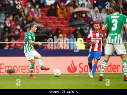 Andres Guardado del Real Betis durante il campionato spagnolo la Liga partita di calcio tra Atletico de Madrid e Real Betis Balompie il 31 ottobre 2021 allo stadio Wanda Metropolitano di Madrid, Spagna - Foto: Oscar Barroso/DPPI/LiveMedia Foto Stock