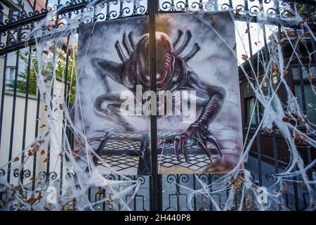 Danzica, Polonia. , . Vecchio palazzo decorato con zucche, reti ragno teschi, e scheletri in occasione di Halloween è visto a Gdansk, Polonia il 31 ottobre 2021 (Foto di Vadim Pacajev/Sipa USA) Credit: Sipa USA/Alamy Live News Foto Stock