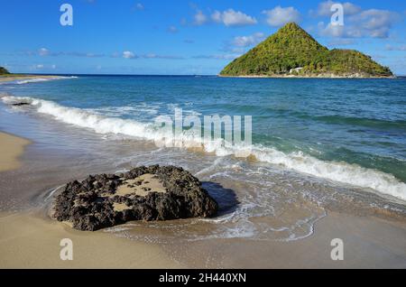 Spiaggia di Levera sull'isola di Grenada con vista sull'isola del Pan di zucchero, Grenada. Foto Stock