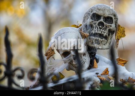 Danzica, Polonia. , . Vecchio palazzo decorato con zucche, reti ragno teschi, e scheletri in occasione di Halloween è visto a Gdansk, Polonia il 31 ottobre 2021 (Foto di Vadim Pacajev/Sipa USA) Credit: Sipa USA/Alamy Live News Foto Stock