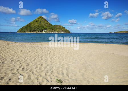 Spiaggia di Levera sull'isola di Grenada con vista sull'isola del Pan di zucchero, Grenada. Foto Stock