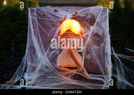 Danzica, Polonia. , . Vecchio palazzo decorato con zucche, reti ragno teschi, e scheletri in occasione di Halloween è visto a Gdansk, Polonia il 31 ottobre 2021 (Foto di Vadim Pacajev/Sipa USA) Credit: Sipa USA/Alamy Live News Foto Stock