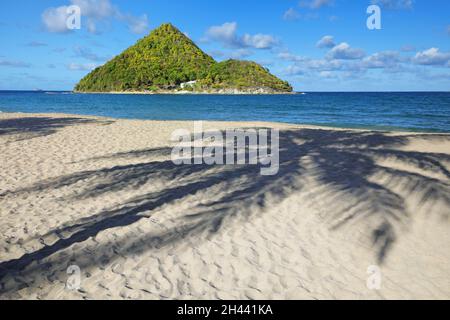 Spiaggia di Levera sull'isola di Grenada con vista sull'isola del Pan di zucchero, Grenada. Foto Stock