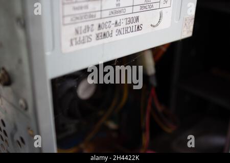 Un vecchio computer di famiglia pieno di ragnatela, polvere e virus. La manutenzione è un fattore chiave per mantenere i computer in buone condizioni e funzionanti. Foto Stock