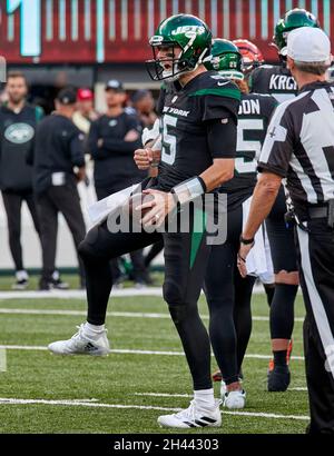 East Rutherford, New Jersey, Stati Uniti. 31 ottobre 2021. Mike White (5) reagisce dopo aver vinto la partita contro i Cincinnati Bengals al MetLife Stadium di East Rutherford, New Jersey. Duncan Williams/CSM/Alamy Live News Foto Stock