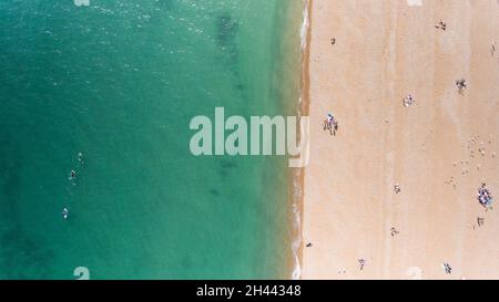 Foto aerea della gente alla spiaggia di Brighton durante l'estate in Sussex Inghilterra Foto Stock