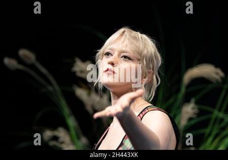 Maisie Williams parla alla prima di Green Planet al cinema IMAX di Glasgow nella Green zone al COP26 di Glasgow. Data foto: Domenica 31 ottobre 2021. Foto Stock