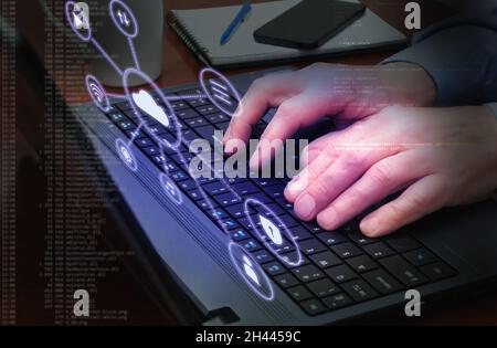 il programmatore digita il codice del programma sul notebook da vicino. Concetto di sviluppo software Foto Stock