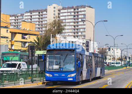 Santiago, Cile - Agosto 2021: Un Transantiago, o Metropolitana Rossa di Movilidad, autobus a Santiago Foto Stock