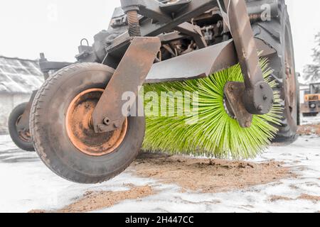 Spazzola rotante sulla spazzatrice per pulizia stradale Foto stock - Alamy