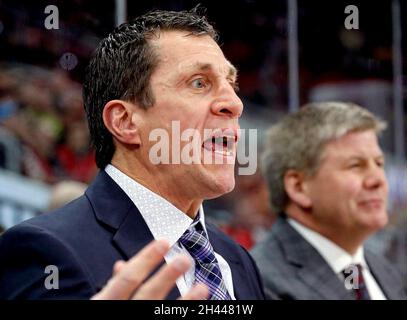 Raleigh, Stati Uniti. 22 marzo 2018. In un'immagine del 2018 marzo, Carolina Hurricanes coach Rod Brind'Amour, a sinistra, sostiene una sentenza in azione contro l'Arizona Coyotes alla PNC Arena di Raleigh, N.C. (Foto di Chris Seward/The News & Observer/TNS/Sipa USA) Credit: Sipa USA/Alamy Live News Foto Stock