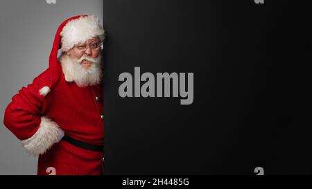 Babbo Natale con banner nero con spazio per la copia del testo Foto Stock