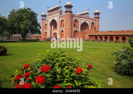 Darwaza-i-Rauza (Porta grande) in Chowk-ho Jilo Khana cortile, Taj Mahal complessa, Agra, India. Il gate è l'ingresso principale alla tomba. Foto Stock